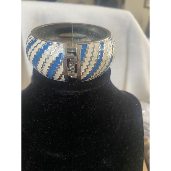 Vintage Silver Tone, Blue and Cream Enamel Spring Loaded Bracelet - Picture 3 of 9